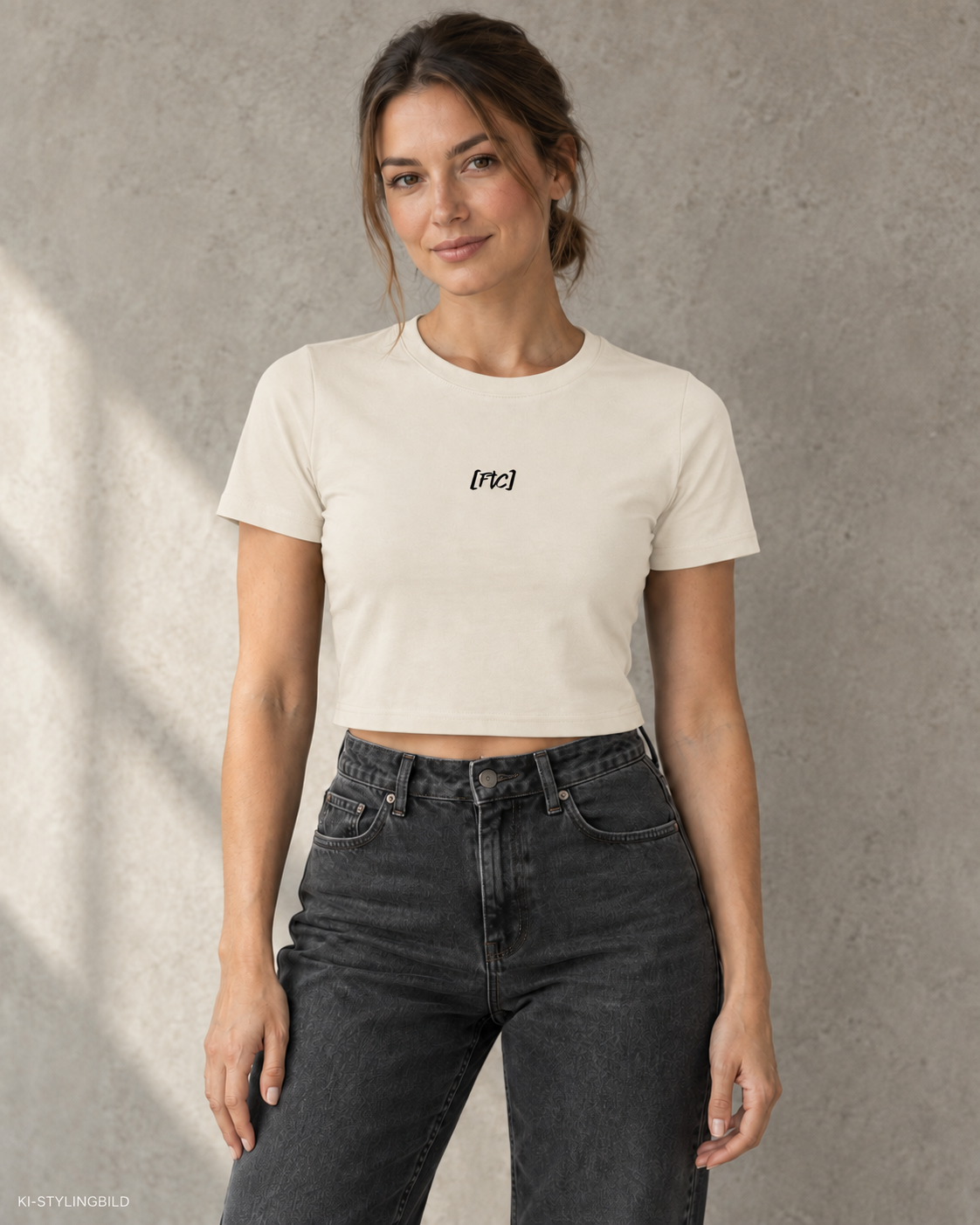 TOO UGLY Cropped Top in Beige – KI-generierte Stylingansicht