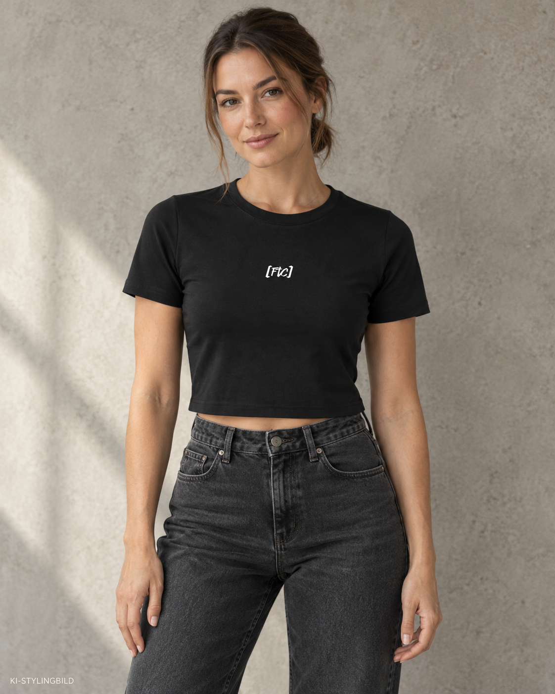 TOO UGLY Cropped Top in Schwarz – KI-generierte Stylingansicht