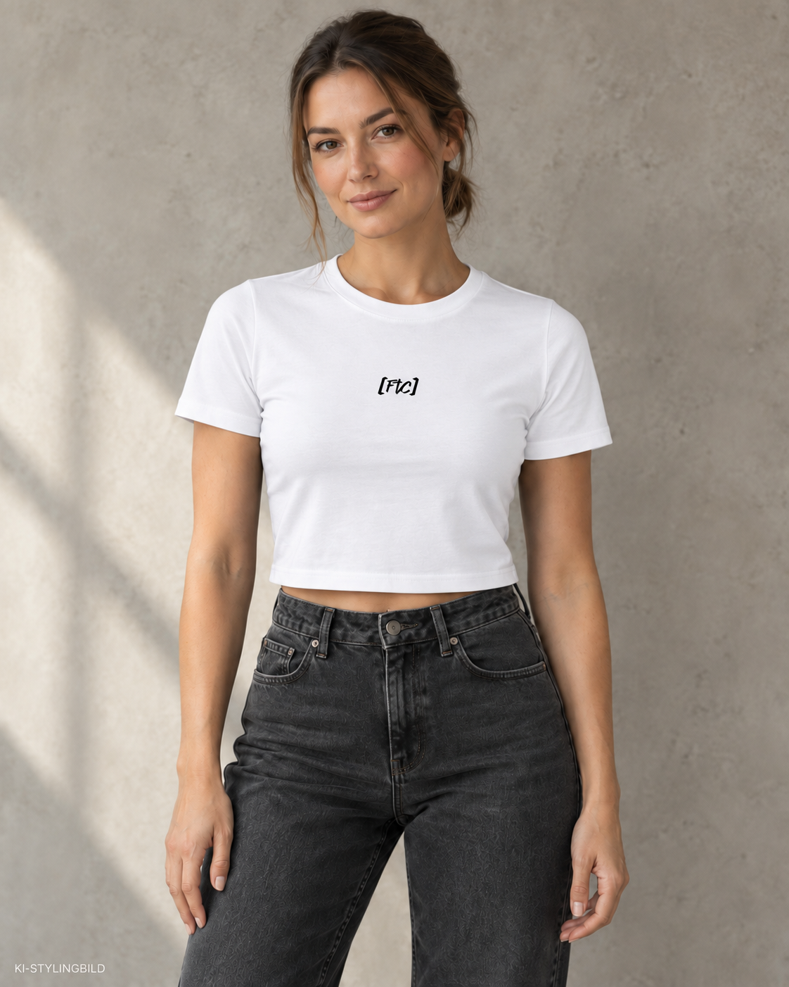 TOO UGLY Cropped Top in Weiß – KI-generierte Stylingansicht
