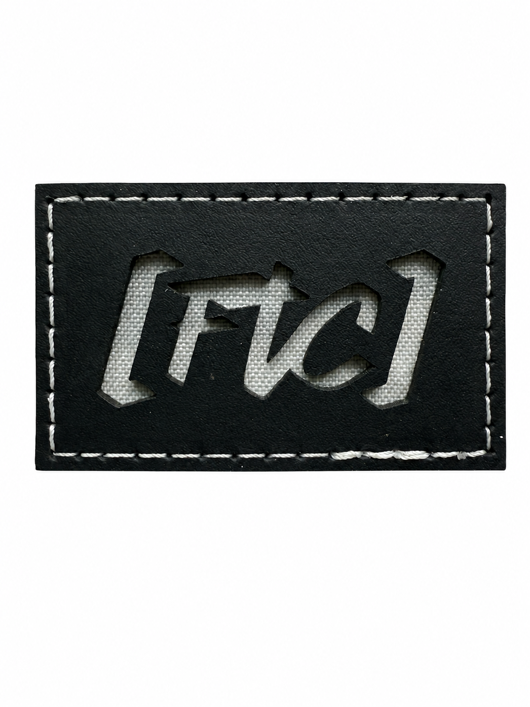 Schwarzer FTC-Patch mit heller Logo-Aussparung und weißer Randnaht auf weißem Hintergrund