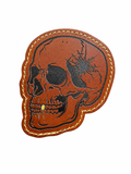 Gold Nuggets Lederpatch mit Totenkopfmotiv und Goldzahn auf weißem Hintergrund